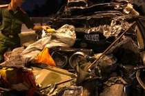 Cảnh kinh hoàng ô tô bẹp rúm trên cầu Phú Mỹ