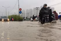 Người Sài Gòn đội mưa, lội nước đi làm ngày đầu tuần