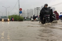 Người Sài Gòn đội mưa, lội nước đi làm ngày đầu tuần