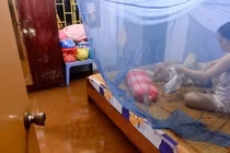 Ảnh: Vỡ đê bao, dân Sài Gòn sống trong biển nước