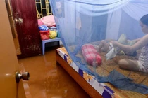 Ảnh: Vỡ đê bao, dân Sài Gòn sống trong biển nước