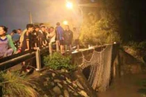 Đau xót trắng đêm giăng lưới tìm cháu bé bị mưa cuốn xuống cống