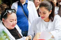 NSND Ngọc Giàu cùng Phạm Hương khoác blouse trắng làm từ thiện