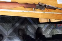 Chồng bị vợ bắn chết bằng cây súng của người con mua về 