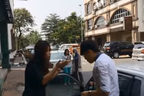 Bị bạn gái xỉ vả giữa đường vì không mua nhà, xe sang