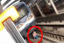 Thót tim cảnh bà bầu rúc gầm tàu điện ở TQ