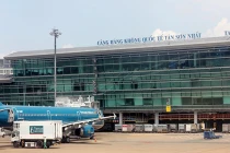 Chiêu buôn lậu điện thoại “xịn” của nhân viên Tân Sơn Nhất