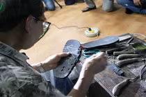 Nghệ nhân Phạm Quang Xuân thoăn thoắt làm dép lốp Bác Hồ 