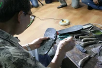 Nghệ nhân Phạm Quang Xuân thoăn thoắt làm dép lốp Bác Hồ 