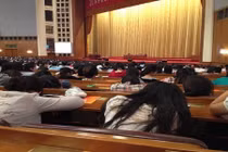 Giáo sư nổi tiếng thuyết giảng, sinh viên thi nhau... ngủ gật