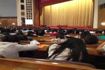 Giáo sư nổi tiếng thuyết giảng, sinh viên thi nhau... ngủ gật