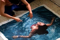 Cựu VĐV bơi lội vẽ tranh 3D gợi cảm, sống động