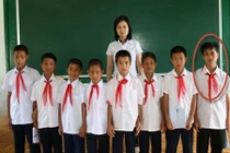 Ảnh Công Phượng thời học trò đeo khăn quàng đỏ gây sốt