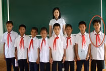 Ảnh Công Phượng thời học trò đeo khăn quàng đỏ gây sốt