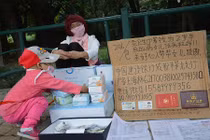 Xúc động cha giả gái bán băng vệ sinh cứu con máu trắng