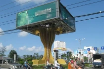 “Tượng đài” bia sừng sững giữa đường Đà Nẵng gây tranh cãi