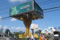 “Tượng đài” bia sừng sững giữa đường Đà Nẵng gây tranh cãi