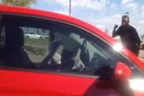 Thanh niên nổi điên vì bà lão ăn mày tậu xe sang