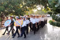 Dâng hương tưởng niệm liệt sĩ tại Trường Sa
