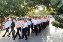Dâng hương tưởng niệm liệt sĩ tại Trường Sa