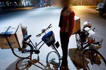 Suy ngẫm chuyện bé bán bánh mỳ xin đền tiền làm hỏng xe