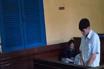 Bố dượng thú tính... hiếp dâm con riêng của vợ