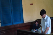 Bố dượng thú tính... hiếp dâm con riêng của vợ