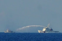 Tàu Trung Quốc tiếp tục bao vây phun nước vào tàu VN