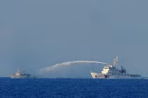 Tàu Trung Quốc tiếp tục bao vây phun nước vào tàu VN