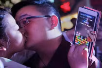 Cặp đôi bị “ném đá” vì cố thi hôn giành iPhone 6