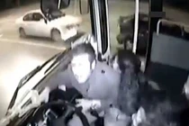 Tài xế xe buýt nổi điên, phanh gấp làm khách ngã dúi dụi