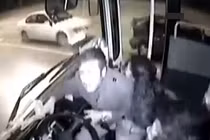 Tài xế xe buýt nổi điên, phanh gấp làm khách ngã dúi dụi