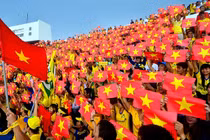 CĐV Sông Lam Nghệ An mang quốc kỳ nhuộm đỏ Đồng Nai