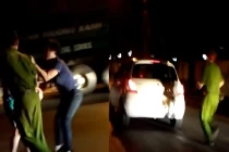 Bà cô quát tháo, hất công an lên nóc capo rồi bỏ chạy