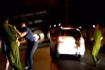 Bà cô quát tháo, hất công an lên nóc capo rồi bỏ chạy