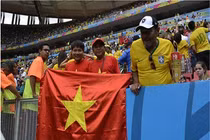 Hai cha con mang cờ Việt Nam đến trận Pháp - Nigeria 