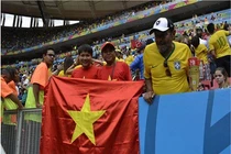 Hai cha con mang cờ Việt Nam đến trận Pháp - Nigeria 