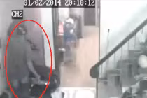 Siêu trộm rải tiền dụ chủ nhà để chôm xe SH