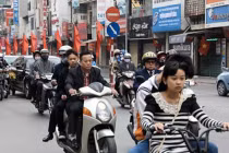 Nam thanh nữ tú phớt lờ CSGT, không đội mũ bảo hiểm