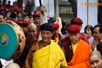 Đội mưa nghe Đức Pháp Vương Gyalwang Drukpa thuyết giảng