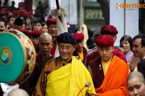 Đội mưa nghe Đức Pháp Vương Gyalwang Drukpa thuyết giảng