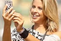 “Búp bê” hoạt náo viên gợi cảm khiến cầu thủ bỏng mắt