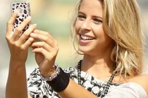 “Búp bê” hoạt náo viên gợi cảm khiến cầu thủ bỏng mắt