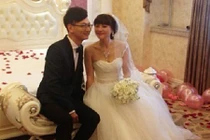 Chàng trai gây sốc vì cưới... mẹ của bạn thân 