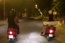 Thiếu nữ đi xe liều mình tốc váy giữa phố