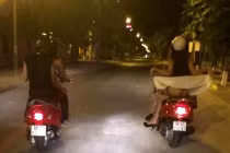 Thiếu nữ đi xe liều mình tốc váy giữa phố