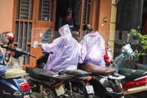 Fan đội mưa đến nhà Toàn Shinoda: “Không tin anh đã mất!“