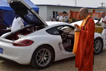 Nhà sư gây “bão” mạng vì làm lễ cho xe sang