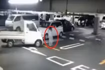 Xôn xao clip ma nữ xuất hiện ở bãi đỗ xe