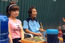 Cặp đôi bán trà đá - hát rong gây sốt mạng Việt